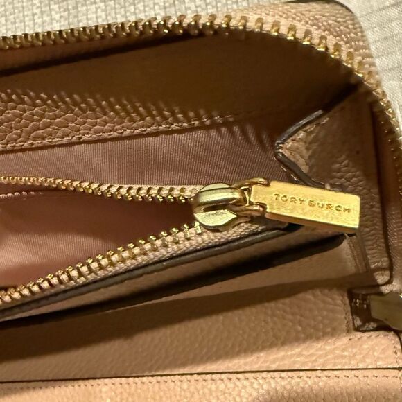 Tory Burch Beige Pebbled Leather Wallet with Gold Logo - Picture 5 of 15